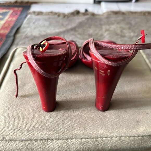 Vintage Marc Jacobs red leather strap 4” heels. - Picture 6 of 7